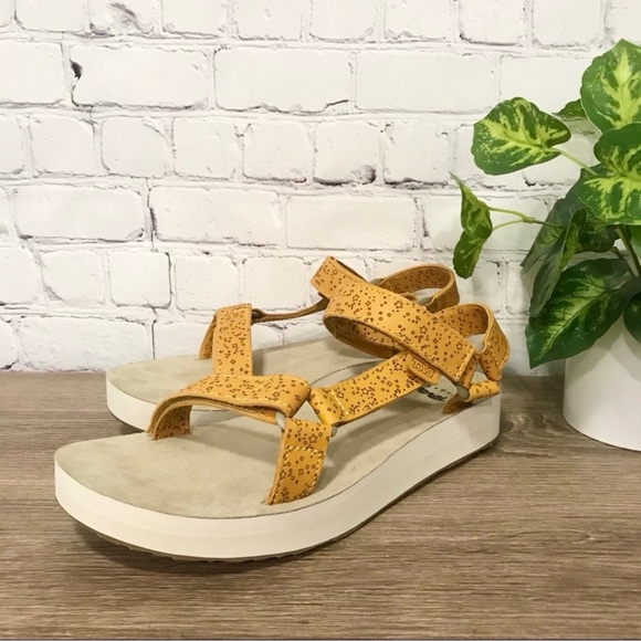 Teva Shoes - Teva Midform Universal Star Sandals Women’s size 5